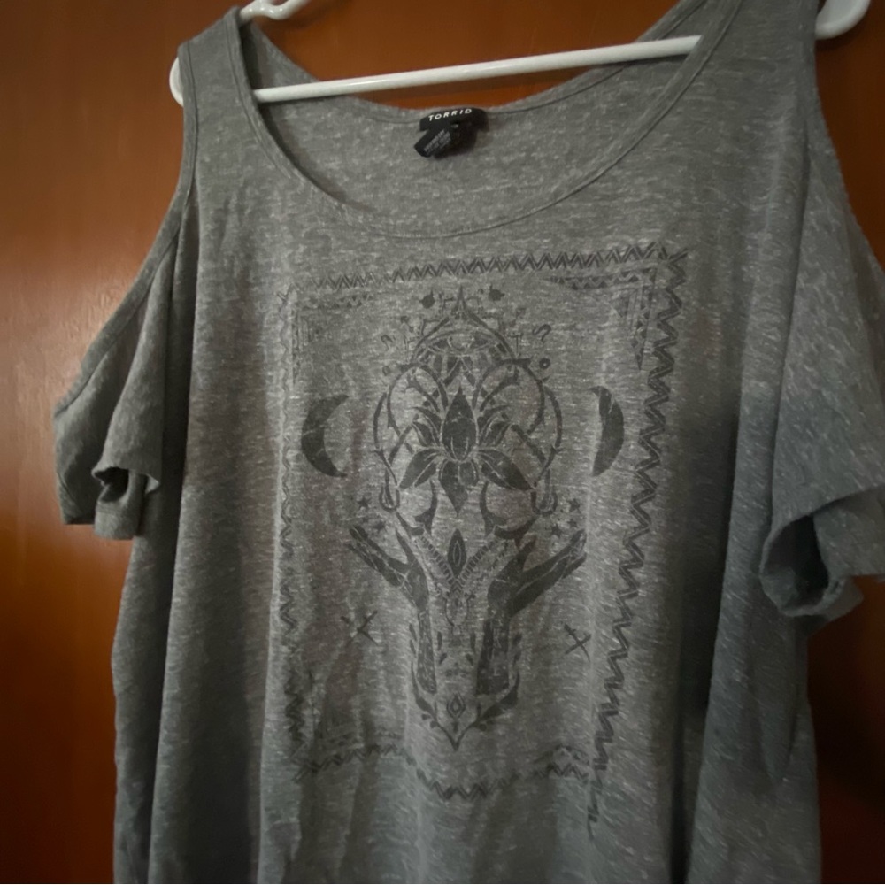 Torrid size 3 Short sleeve top with shoulder cutouts